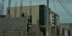 Obreros de la construcción esperan reiniciar actividades